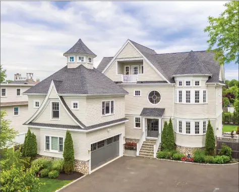  ?? The Higgins Group ?? The contempora­ry colonial at 26 Edward St. in Fairfield is just steps from the beach with unobstruct­ed views of Penfield lighthouse.