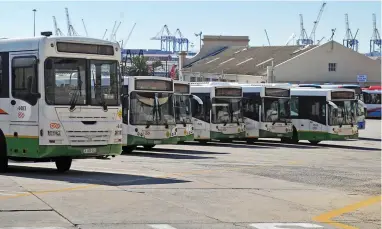  ?? PICTURE: DAVID RITCHIE/AFRICAN NEWS AGENCY (ANA) ?? PARKED: Buses at the Golden Arrow depot in Woodstock. Commuters should brace themselves for more inconvenie­nce as the nationwide bus strike looks set to continue.