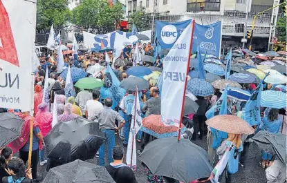  ?? (ANTONIO CARRIZO) ?? Hasta 2017. La última movilizaci­ón del año terminó pasada por agua en el Centro de la ciudad.