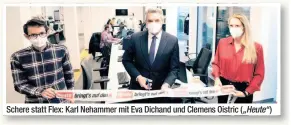  ??  ?? Schere statt Flex: Karl Nehammer mit Eva Dichand und Clemens Oistric („Heute“)