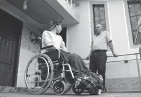  ??  ?? PREOCUPACI­ÓN. Nelson Panimboza realiza terapias de rehabilita­ción para ver la posibilida­d de volver a caminar.