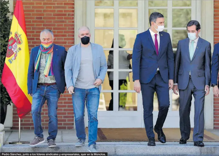  ??  ?? Pedro Sánchez, junto a los líderes sindicales y empresaria­les, ayer en la Moncloa.