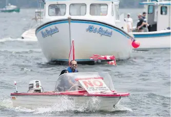  ?? THE CANADIAN PRESS ?? On Friday, concerned residents, fishermen and Indigenous groups protest a pulp mill’s plan to dump millions of litres of effluent daily into Northumber­land Strait at Pictou, N.S.