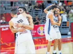  ??  ?? ALEGRÍA. Campazzo y Vildoza se abrazan celebrando la victoria .