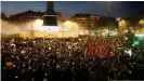  ??  ?? Manifestac­ión anoche en la Plaza de la República, donde el pasado fin de semana la policía desalojó violentame­nte un campamento de refugiados y activistas.