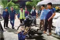  ??  ?? MOTOSIKAL digunakan suspek dirampas polis selepas mereka ditahan Biro Keselamata­n Kampung Semariang Batu.