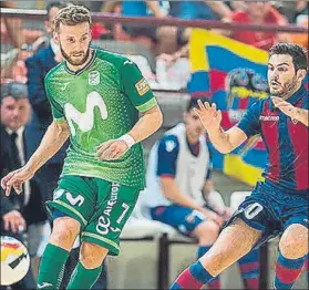  ?? FOTO: LNFS ?? Pola, de Movistar Inter, y Javi Alonso, del Levante UD FS pugnan por el balón