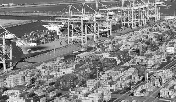  ?? REUTERS ?? Shipping containers sit at the ports of Los Angeles and Long Beach, California.