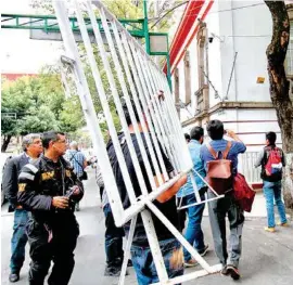  ??  ?? OPERATIVO. Desde ayer se prepara la logística para el encuentro AMLO-EU.