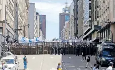  ??  ?? Manifestan­tes con carteles y mantas protestaro­n ayer contra las medidas económicas anunciadas por el presidente Macri.