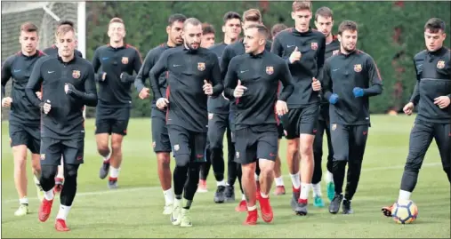  ??  ?? CON LOS MÁS JÓVENES. Deulofeu, Aleix y Alcácer se entrenaron ayer con el filial.