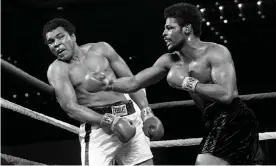  ??  ?? Leon Spinks, right, connecting with a right hook to Muhammad Ali in 1978 during the late rounds of their first championsh­ip fight in Las Vegas, which Spinks won.