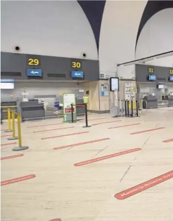  ??  ?? Un pasajero en el desolado aeropuerto de Sevilla, casi sin vuelos, el pasado mes