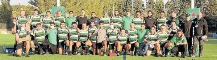  ?? Fotos: La Única Rugby Taldea ?? La plantilla y el cuerpo técnico de La Única, después de lograr el ascenso el sábado en San Amaro (Burgos).