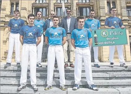  ?? FOTO: LUIS M. UNCITI ?? Los participan­tes en el torneo, junto al alcade, Eneko Goia, en la escalinata del Ayuntamien­to de Donostia