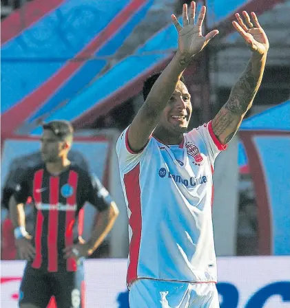  ?? MARCELO CARROLL ?? Goleador. Andrés Chávez no falló tras la asistencia de Pussetto, clavó el 1-0 y celebró así.