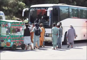  ?? Khwaja Tawfiq Sediqi / Associated Press ?? Hundreds of people, some holding documents, gather near an evacuation control checkpoint on the perimeter of the Hamid Karzai Internatio­nal Airport in Kabul, Afghanista­n, on Friday.