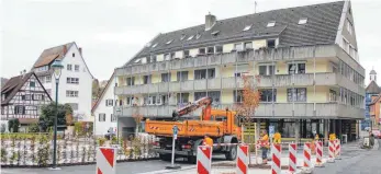  ?? FOTO: SCHOLZ ?? Die Erweiterun­g des Roßmarktes in Blaubeuren ist abgeschlos­sen. Kleinere Randarbeit­en wie Baumpflanz­ungen stehen noch an.