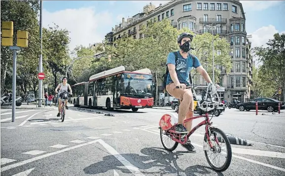  ?? ANA JIMÉNEZ ?? Menos humos. Un ciclista circula por el carril bici provisto de una mascarilla, una imagen cada vez más habitual en Barcelona