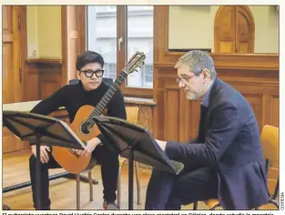  ?? ?? El guitarrist­a yucateco David Huchín Castro durante una clase magistral en Bélgica, donde estudia la maestría