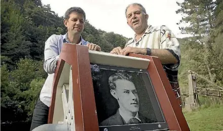  ??  ?? Filmmakers, Stephen Batstone and David Reeve with a picture of Walter Prince.