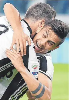  ?? FOTO: DPA ?? Da darf man schon mal umfallen vor Freude: Doppeltors­chütze Paulo Dybala (unten) und sein Teamkolleg­e Gonzalo Higuain jubeln.