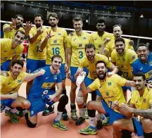  ?? Divulgação/FIVB ?? Wallace e Maurício Souza (no alto, à esq.), da seleção de vôlei, fazem suposto gesto de apoio a Jair Bolsonaro