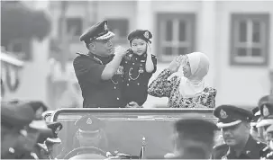  ?? — Gambar Bernama ?? HARI TERAKHIR: Khalid bersama isteri Puan Sri Imran Ibrahim sambil mendukung cucunya Farish Haikal Mohamad Adlan ketika Majlis Perarakan Terakhir Bekas Ketua Polis Negara di Pusat Latihan Polis Kuala Lumpur (PULAPOL) dekat Kuala Lumpur, semalam..