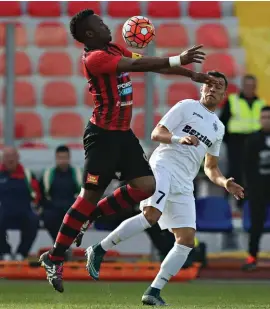  ??  ?? St. Andrews’ Argentinia­n winger Ivan Edgardo Paz (L) glides past Edward Herrera of Birkirkara in the 2-2 draw between the two sides. Photo: Domenic Aquilina