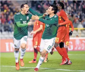  ??  ?? Hirving Lozano (d) celebra con Andrés Guardado