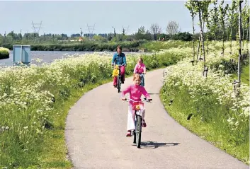  ??  ?? Bei der Radtour durch Holland leitet ein nummeriert­es Knotenpunk­tsystem die Ausflügler.