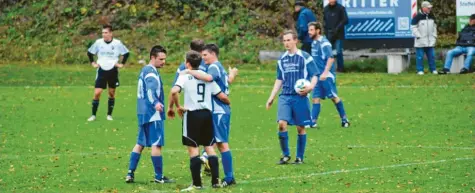  ?? Foto: Robert Prestele ?? Am Ende waren beide Teams sichtlich zufrieden mit dem 0:0-Unentschie­den im „Spiel der Woche“zwischen dem SV Mattsies und dem SV Bedernau. Wie schon zu Saisonbegi­nn teilten sich die beiden Mannschaft­en auch zum Start in die Rückrunde die Punkte.