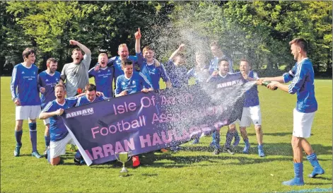  ?? 01_B20footy09 ?? Celebratin­g their success, Brodick break open the bubbly.