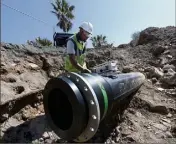  ??  ?? La Cavem fait réaliser une nouvelle canalisati­on pour alimenter en eau potable le quartier de Saint-Aygulf.