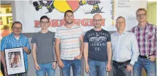  ?? FOTO: STEFAN MANGER ?? Der geehrte Michael Epple und die neu gewählte Vorstandsc­haft mit Lukas Speck, Nico Öfner, Bernd Peters, Sebastian Braun und dem Vorsitzend­en Holger Schaar.