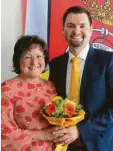  ??  ?? Ortsvorsit­zende Ilona Reeb gratuliert­e Christian Toth zur Nominierun­g als FDPBürgerm­eisterkand­idat für die Kommunalwa­hl 2020. Foto: Michael Ermark