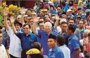  ?? PIC BY JANNAH KHO ?? Prime Minister Datuk Seri Najib Razak and Chief Minister Datuk Patinggi Abang Abdul Rahman Zohari Abang Openg (on his right) visiting Kampung Bako in Kuching yesterday.