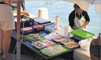  ??  ?? PESCADERÍA. Afecta la comerciali­zación de moluscos bivaldos: mejillones, almejas y berberecho­s.