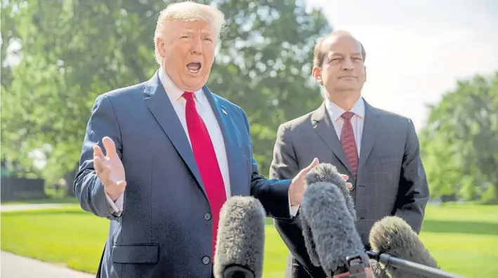  ?? AFP ?? Anuncio. El presidente Donald Trump se mostró ayer junto a su ministro de Trabajo, Alexander Acosta, para informar de la renuncia de su colaborado­r y ex fiscal de Florida.