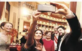  ??  ?? Spaß in der Präsidente­nloge: Anna Netrebko und Ehemann Yusif Eyvazov machten ein Selfie mit Van der Bellen