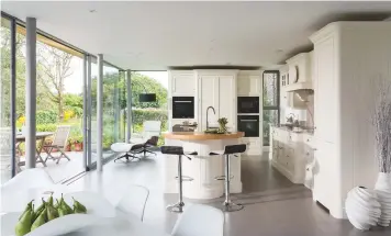  ??  ?? Floor-to-ceiling glass doors blur the boundary between the inside and the outside