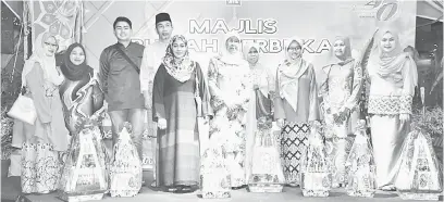  ??  ?? TAHNIAH: Para pemenang Pertanding­an Gerai Bazar Ramadan Terbersih 2018 merakamkan kenangan bersama Rodziah (tengah) dan Wan Ibrahim (empat kiri).