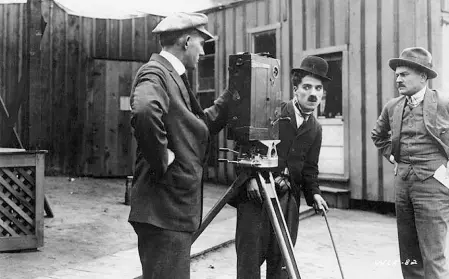  ?? Sequenze ?? Nella foto grande «Kid auto races at Venice» prima commedia di Charlie Chaplin, del 1914 sotto «Bologna monumental­e» corto dell’anno 1912