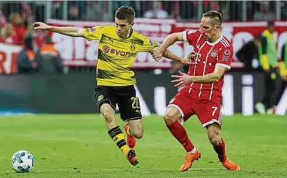  ?? Foto: Getty Images ?? Szene aus dem Topspiel Ende März: Dortmunds Pulisic (links) im Duell mit Bayern-Star Ribéry.