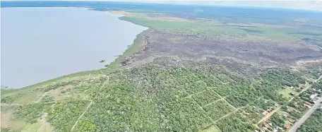  ??  ?? El lago Ypacaraí presenta una histórica bajante desde el año pasado, que se sumó a años de contaminac­ión.