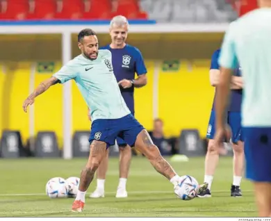  ?? ESTEBAN BIBA / EFE ?? Neymar trata de controlar el balón en el último entrenamie­nto de Brasil antes del choque ante Corea del Sur.