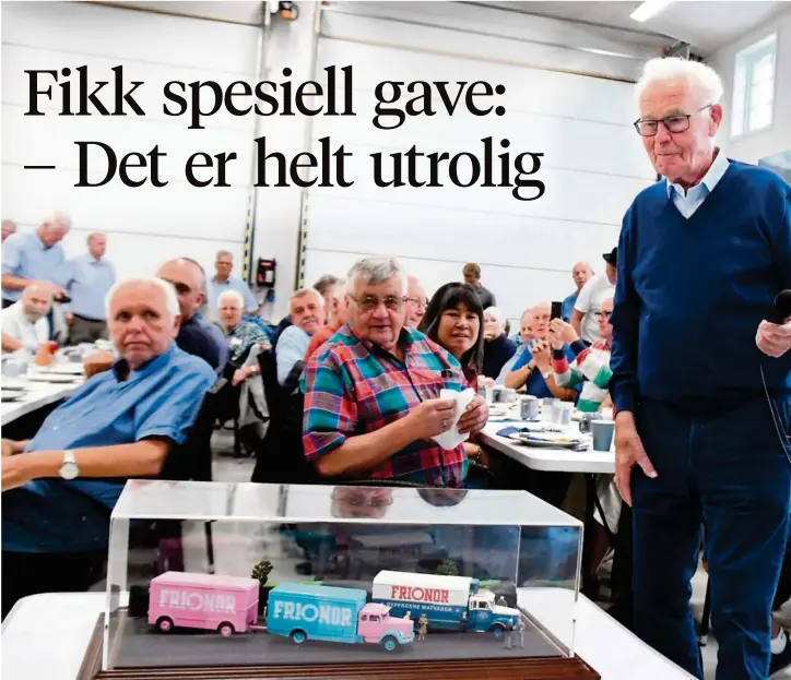  ?? ?? GAVE: Gerrit de Heus hadde med seg en spesiell gave til Øystein Stie, nemlig et diorama som forestille­r Sties første lastebil og den første bilen hans med kjøleaggre­gat.