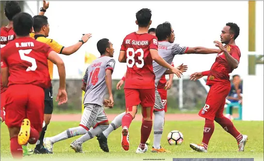  ?? ANGGER BONDAN/ BONDAN/JAWA JAWA POS ?? TENSI TINGGI: Bek Martapura Erwin Gutawa mendorong Dennis Buiney dari Kalteng Putra FC dalam derby Borneo di Stadion Singaperba­ngsa, Karawang, kemarin.