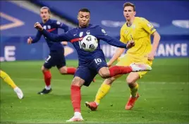  ??  ?? Aligné sur le côté gauche de l’attaque tricolore, Kylian Mbappé n’a jamais trouvé la faille.