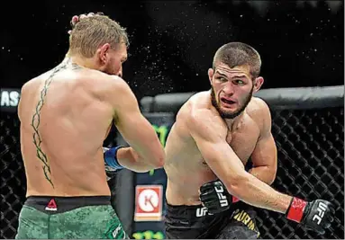  ??  ?? Khabib Nurmagomed­ov heeft het titelgevec­ht op 18 april tegen Tony Ferguson afgezegd vanwege het coronaviru­s. (Foto: UFC)